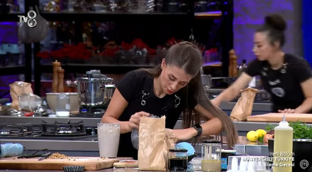 MasterChef'te Mehmet Yalçınkaya, Safanur'u stüdyodan gönderdi! "Oradan tarif veriyorsun"