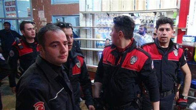Polislerle tartışan Suriyelilere linç girişimi Polislerle tartışan Suriyelilere linç girişimi