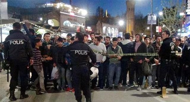 Polislerle tartışan Suriyelilere linç girişimi Polislerle tartışan Suriyelilere linç girişimi