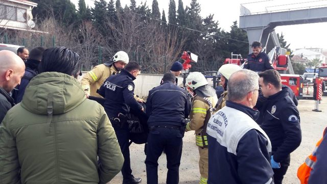 Büyükçekmece E-5 Karayolu üzerinde bulunan yaya köprüsünde İran uyruklu bir şahsın boynundan asılmış cesedi bulundu. ile ilgili görsel sonucu