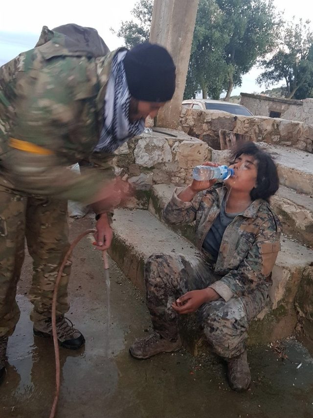 ÖSO askeri esir aldığı YPG'li teröriste su verdi ile ilgili görsel sonucu