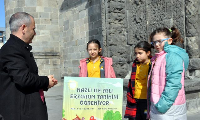 Kızlarıyla Erzurum'u gezip, tarihini anlatan kitap yazdı