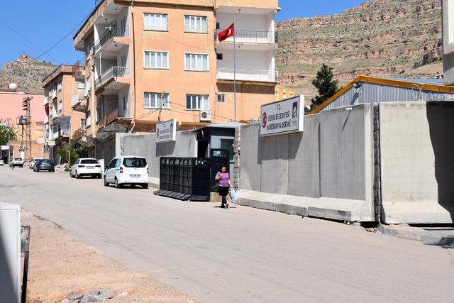 Derik Belediyesi, prefabrik binada hizmet vermeye başladı