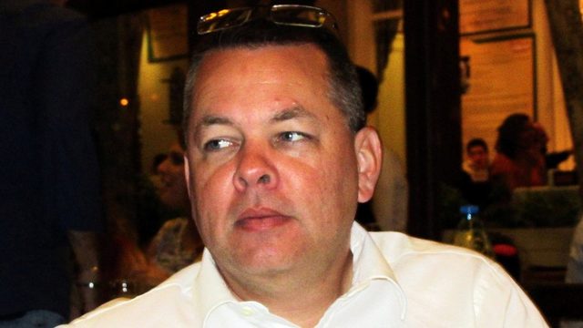İzmir'de Protestan cemaatine ait Diriliş Kilisesi'nin pastörü Andrew Brunson 2016 yılından bu yana tutuklu.