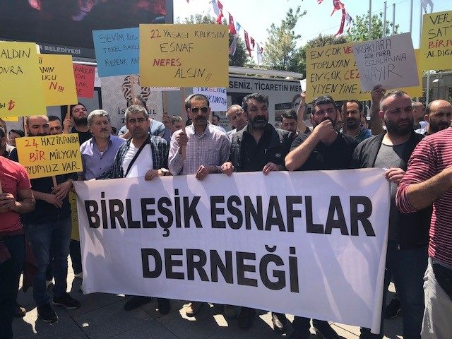 Kepenk kapatan tekel bayileri Bakırköy Meydanı'nda açıklama yaptı