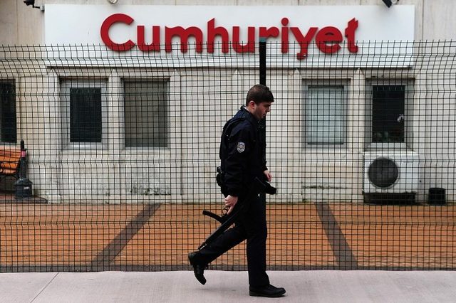 Cumhuriyet gazetesi önündeki bir polis