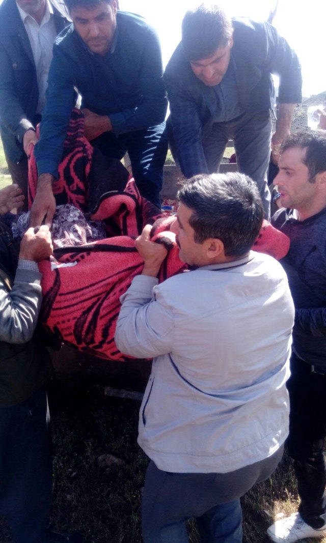 Ambulans gidemedi, sağlık ekipleri traktörle köylüleri taşıdı