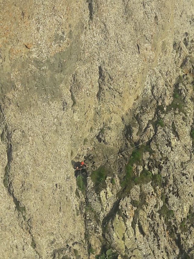 Dağda uçkun otu toplarken kayalıklardan düşen bir kişi öldü, bir kişi yaralandı