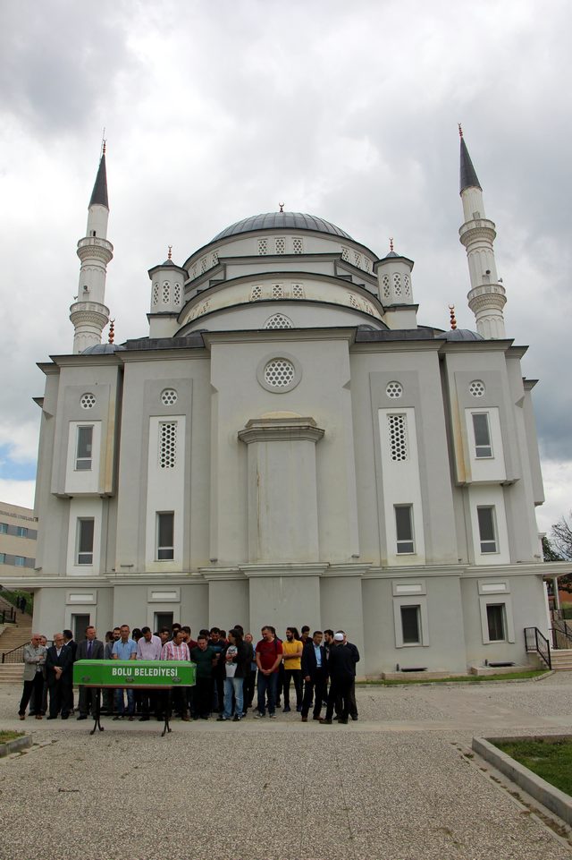 Kadavrayı son yolculuğuna                          akademisyen ve tıp öğrencileri uğurladı