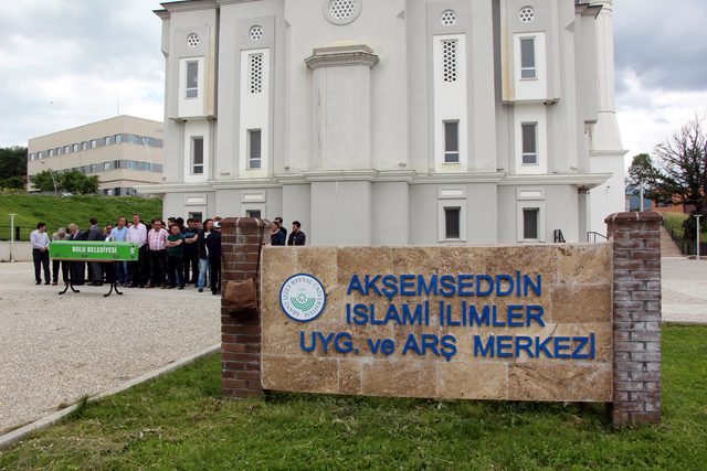 Kadavrayı son yolculuğuna                          akademisyen ve tıp öğrencileri uğurladı