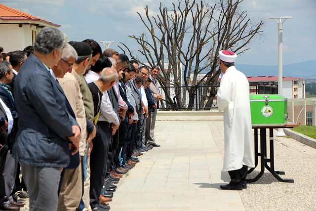 Kadavrayı son yolculuğuna                          akademisyen ve tıp öğrencileri uğurladı