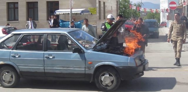 Otomobili yanan sürücünün yardımına polis koştu