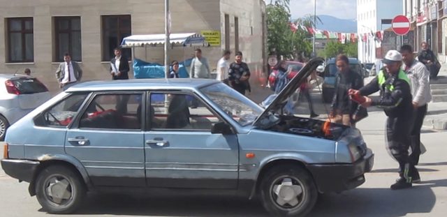 Otomobili yanan sürücünün yardımına polis koştu