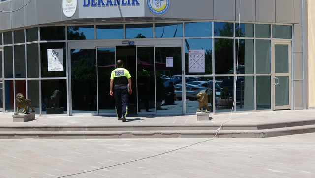Sınava gireceği binanın tuvaletinde intihara kalkıştı