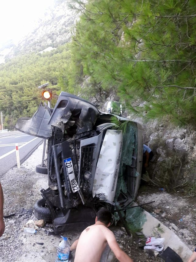 Sakar Geçidi'nde kaza: 6'sı çocuk 20 yaralı