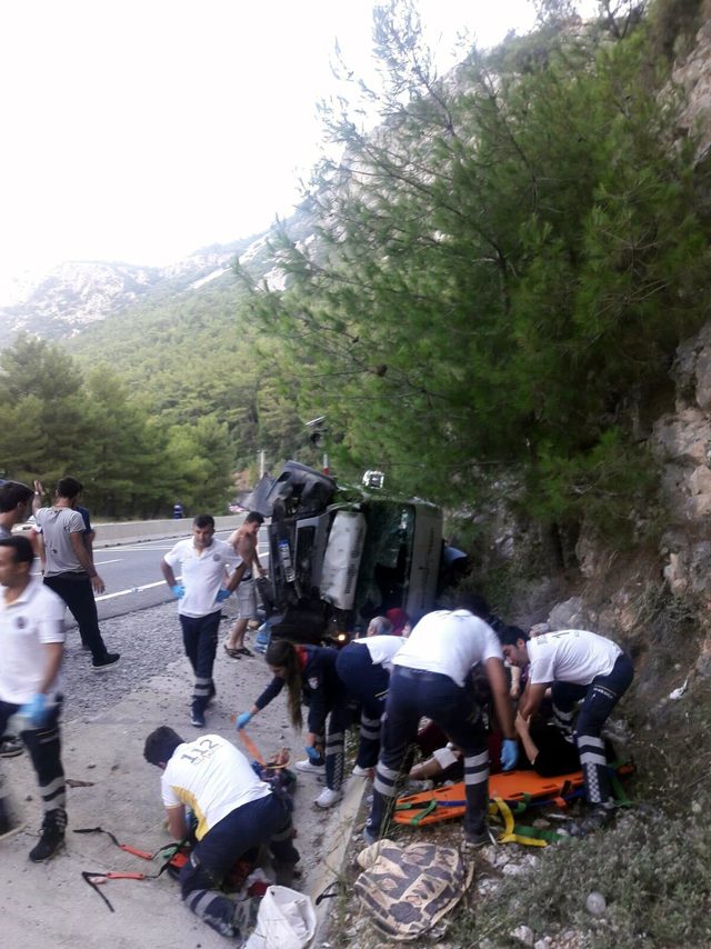 Sakar Geçidi'nde kaza: 6'sı çocuk 20 yaralı