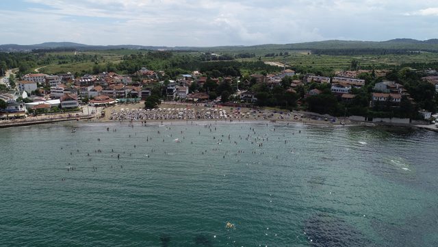 Kandıra sahilleri tatilcilerle doldu
