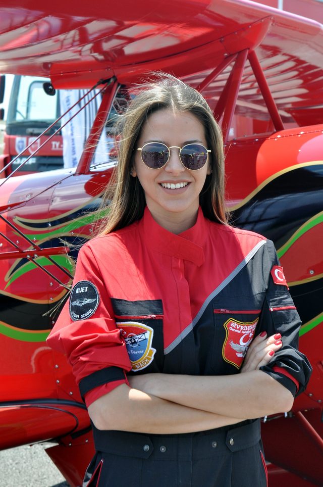 Türkiye'nin ilk kadın akrobasi pilotu Semin Öztürk'ten nefes kesen gösteri