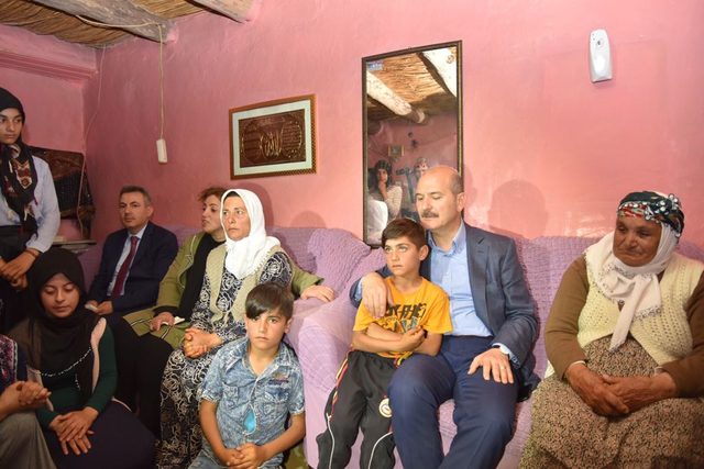 Bakan Soylu, PKK'nın öldürdüğü bakkalın ailesini ziyaret etti