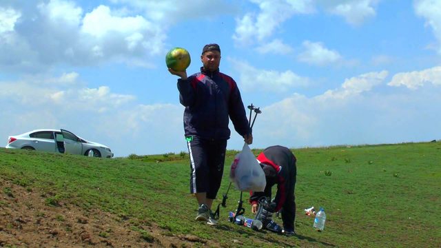 Temmuz'da, karda karpuz yiyip, kayakla kaydılar