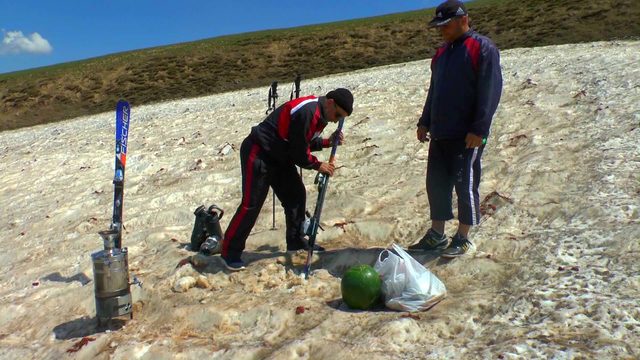 Temmuz'da, karda karpuz yiyip, kayakla kaydılar