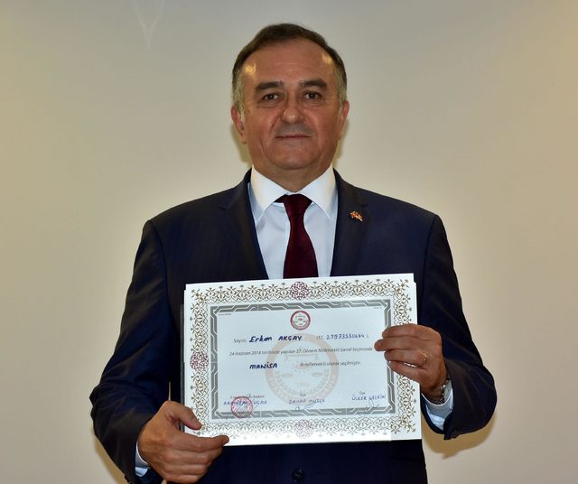 MHP'li Akçay mazbatasını aldı