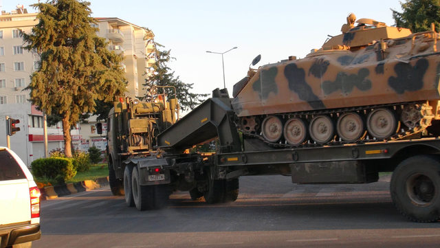 Kilis'ten 10 araçlık askeri konvoy Suriye'ye geçti