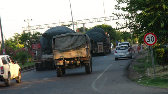 Kilis'ten 10 araçlık askeri konvoy Suriye'ye geçti