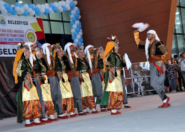 Türkiye'nin renkleri Tatvan'da buluştu