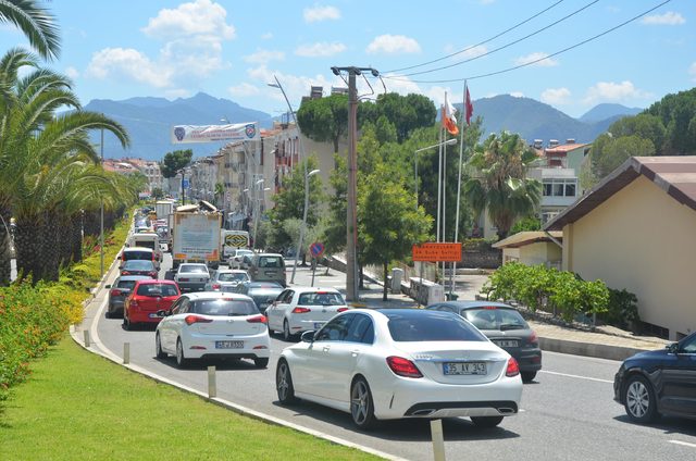 Seçim ve sınavlar bitti, tatilciler Marmaris'e akın ediyor