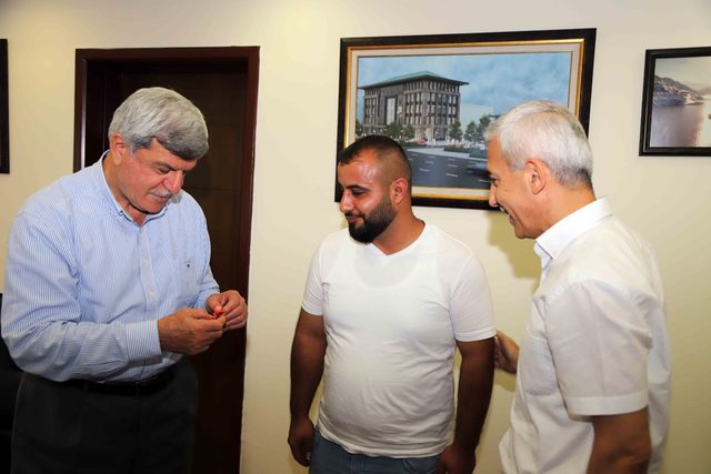 Kamyonla araçlarının önünü kesip, bankta unuttukları para dolu çantayı teslim etti