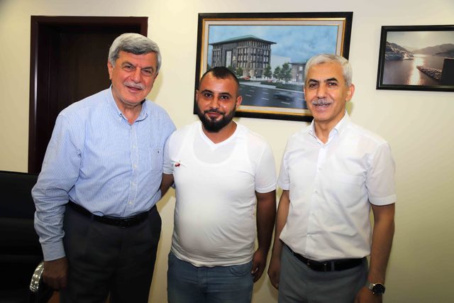 Kamyonla araçlarının önünü kesip, bankta unuttukları para dolu çantayı teslim etti
