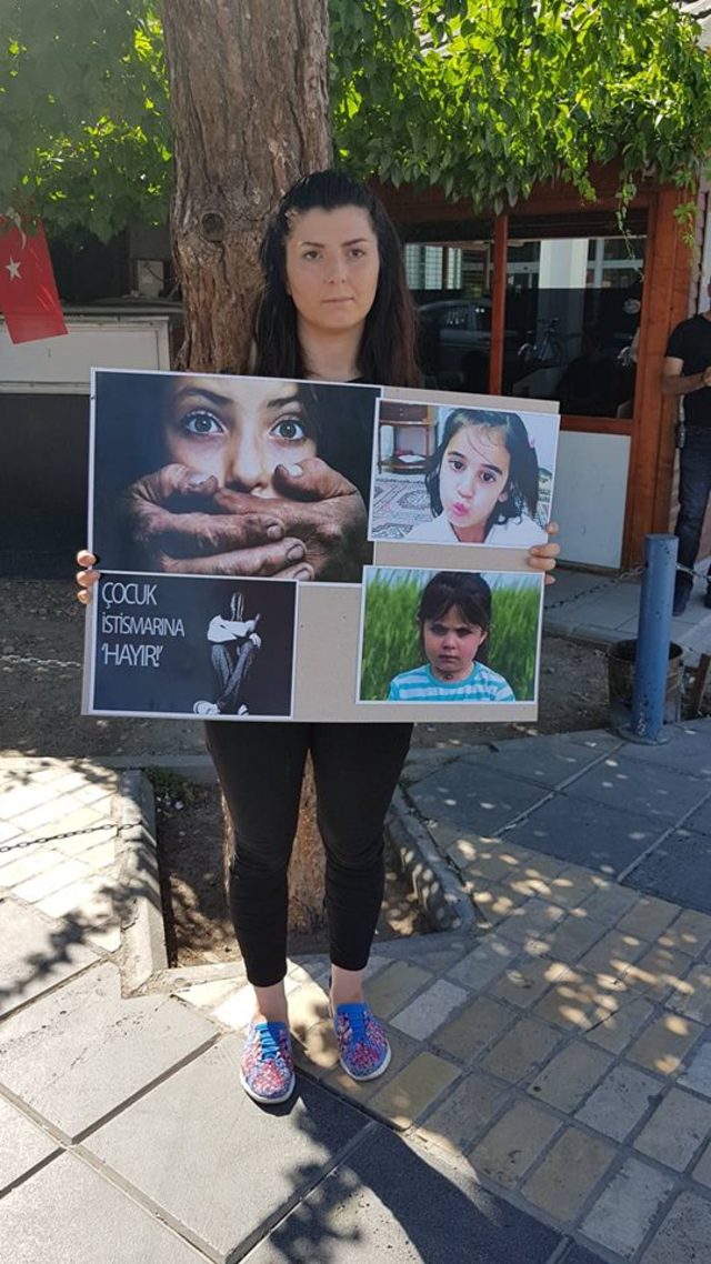 Çocuk istismarına karşı tek kişilik eylem yaptı