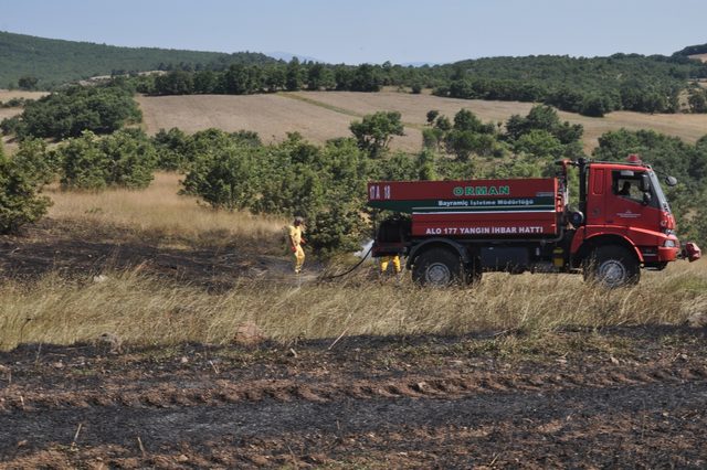 Biçerdöver alev aldı, 1 hektar tarım alanı kül oldu