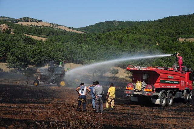 Biçerdöver alev aldı, 1 hektar tarım alanı kül oldu