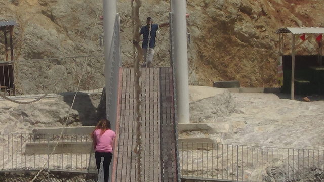 Köprüden atladı, polis havada yakaladı