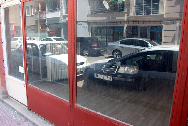Ağabey yadigârı otomobili dükkanında saklıyor
