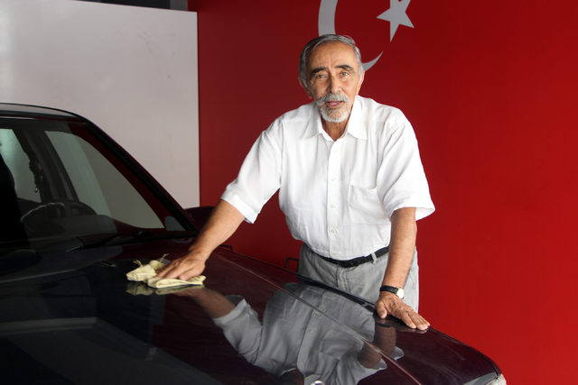 Ağabey yadigârı otomobili dükkanında saklıyor