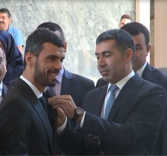 Dünya şampiyonu Sofuoğlu, milletvekili kaydına Lamborghini ile geldi