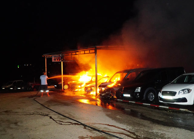 Oto galericiler sitesinde, park halindeki 8 araç yandı