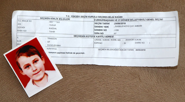 9 yıldır kayıp olan oğulları adına seçmen bilgi kağıdı geldi