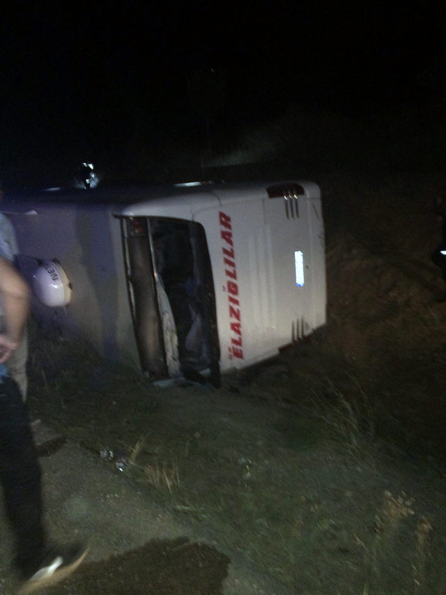 Yolcu otobüsü devrildi: 15 yaralı
