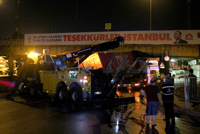 Unkapanı Köprüsü'ne sıkışan TIR'ın dorsesi yan yattı (geniş haber)