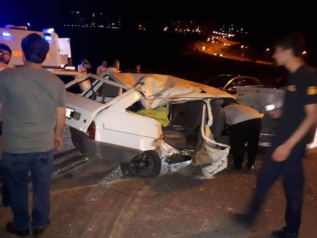 Lastiği patlayan otomobil, direğe çarptı: 1 ölü, 3 yaralı
