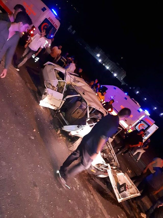Lastiği patlayan otomobil, direğe çarptı: 1 ölü, 3 yaralı
