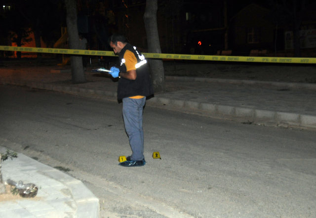 Parka otururken üzerlerine ateş açılan iki kardeş yaralandı