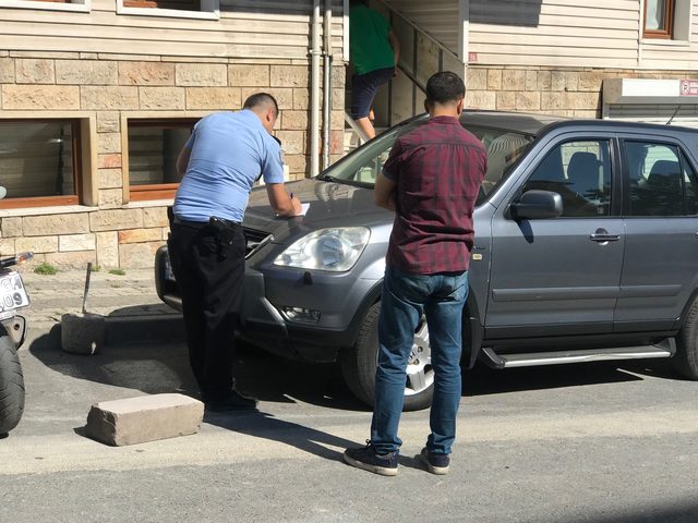 Park halindeki 5 aracın lastiğini kestiler