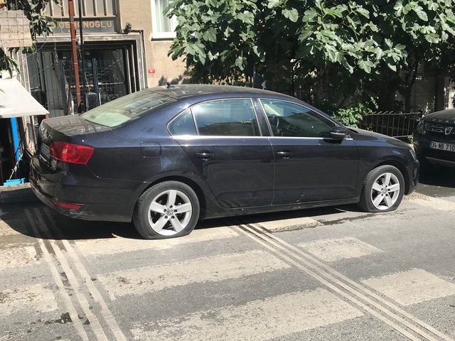 Park halindeki 5 aracın lastiğini kestiler