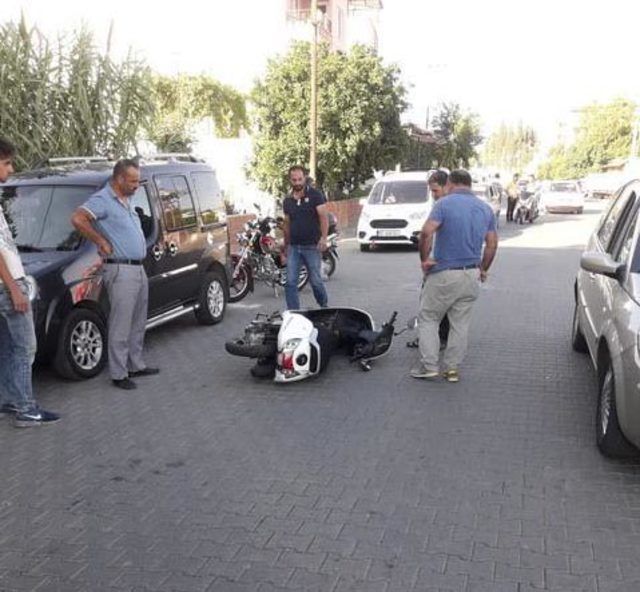 Hafif ticari araçla çarpışan motosikletin sürücüsü yaralandı