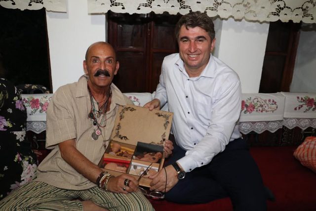 Modacı Cemil İpekçi, Kula'yı gezdi